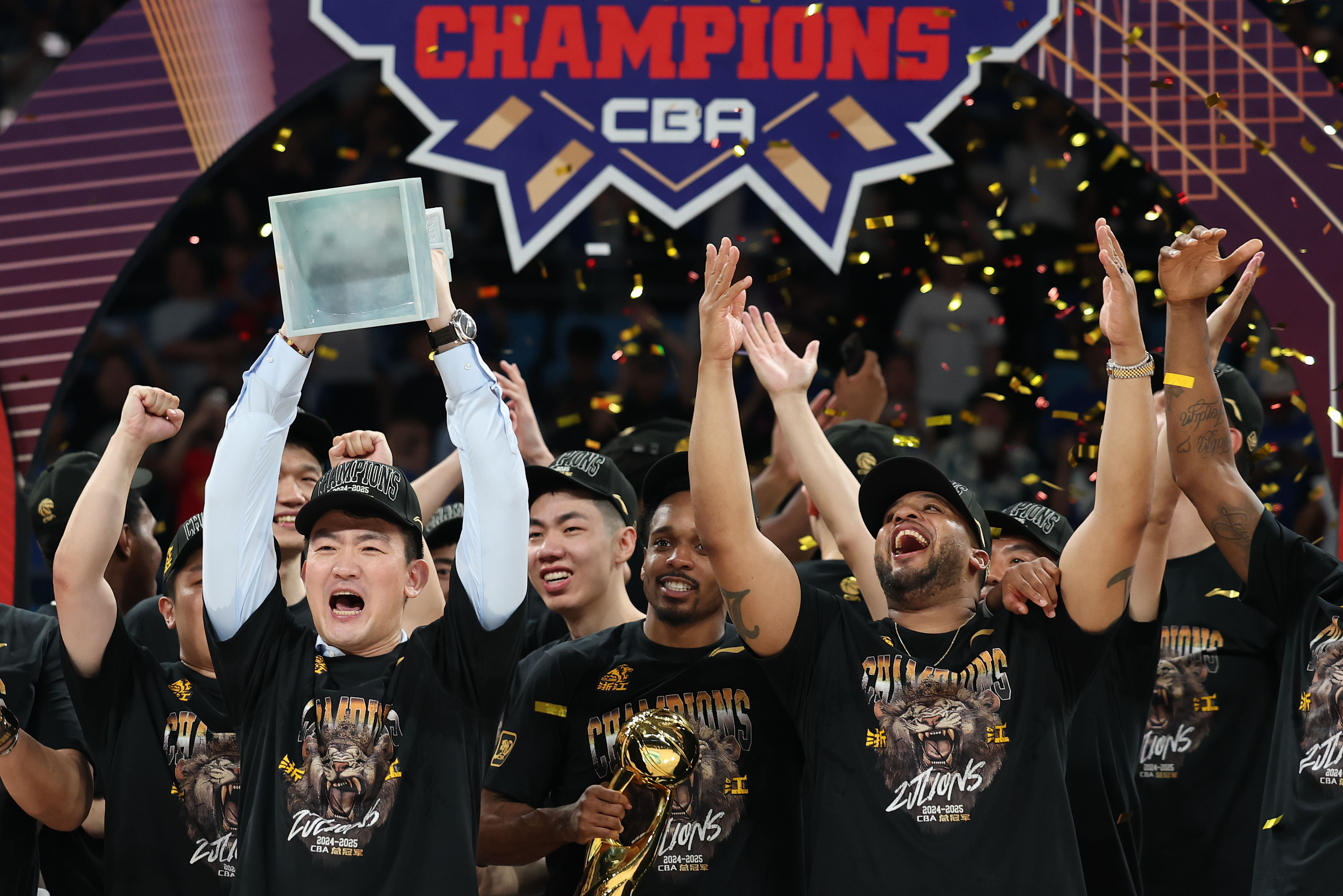 国内俱乐部在赛场上迎来胜利的一刻的简单介绍 国内俱乐部在赛场上迎来胜利的一刻的简单介绍